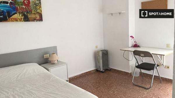 Dulce habitación para alquilar en apartamento de 4 camas, La Saïdia, Valencia