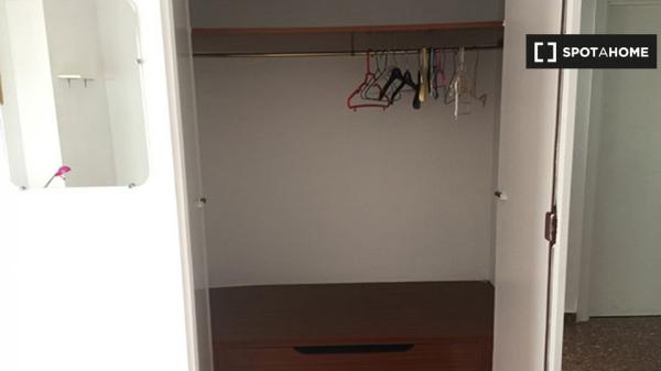 Se alquila habitación en un apartamento de 4 camas, encantadora La Saïdia, Valencia