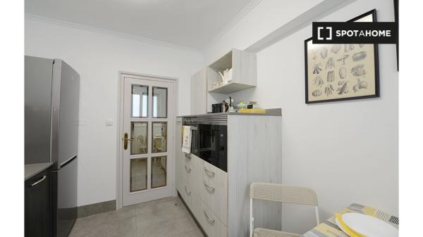 Se alquilan habitaciones en un apartamento de 4 dormitorios en Deusto, Bilbao