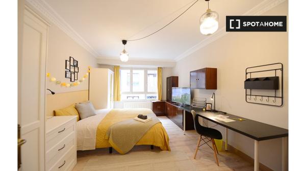 Se alquilan habitaciones en un apartamento de 4 dormitorios en Deusto, Bilbao