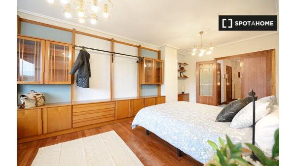 Habitación elegante en apartamento de 4 dormitorios en Bilbao