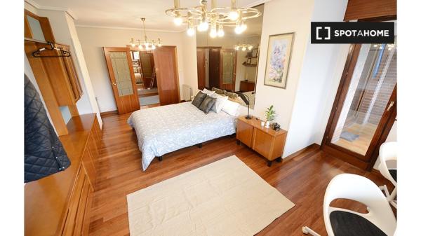 Habitación elegante en apartamento de 4 dormitorios en Bilbao