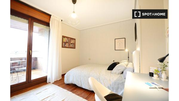 Habitación elegante en apartamento de 4 dormitorios en Bilbao