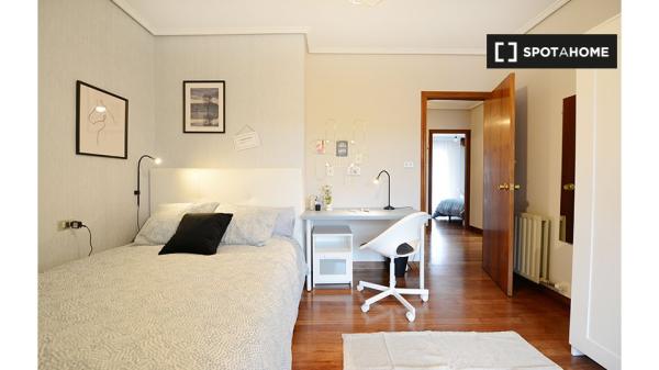 Habitación elegante en apartamento de 4 dormitorios en Bilbao