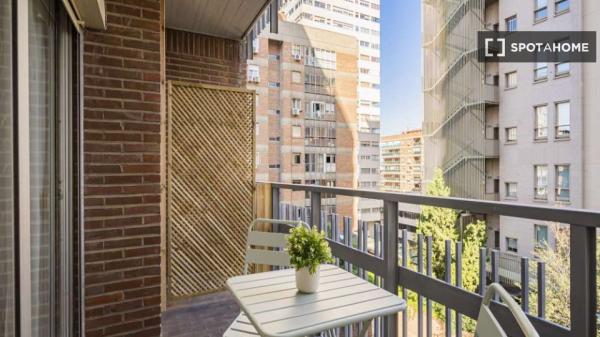 Se alquila habitación en piso de 16 habitaciones en Madrid