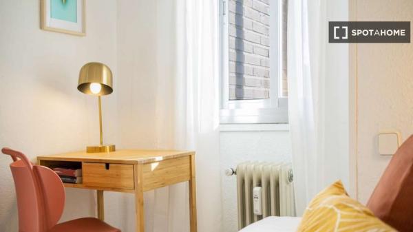 Chambre à louer dans un appartement de 16 chambres à Madrid