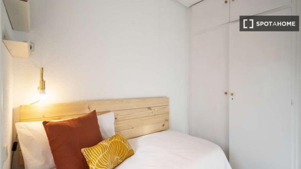 Chambre à louer dans un appartement de 16 chambres à Madrid