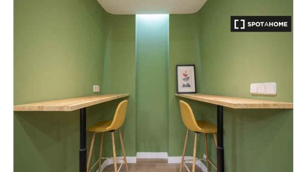 Chambre à louer dans un appartement de 16 chambres à Madrid