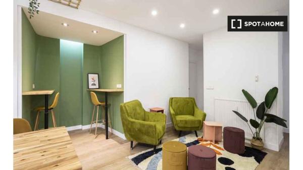 Chambre à louer dans un appartement de 16 chambres à Madrid