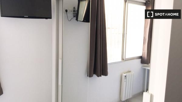 Room for rent in 6-bedroom apartment in Algirós, Valencia