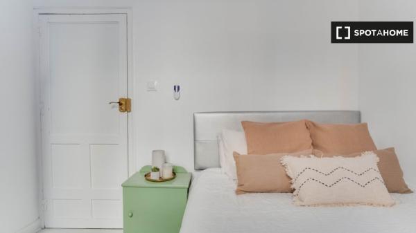 ¡Habitaciones en alquiler en un apartamento de 5 habitaciones en Madrid!