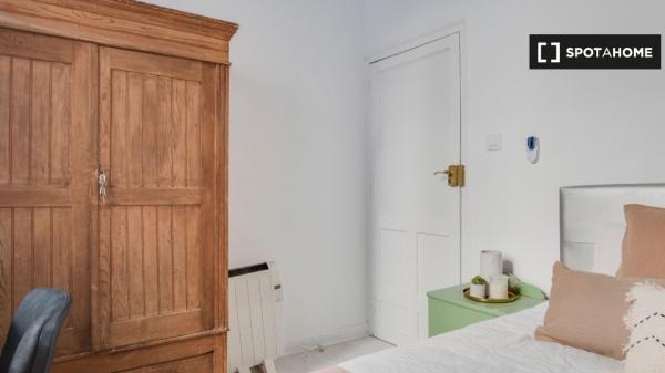 ¡Habitaciones en alquiler en un apartamento de 5 habitaciones en Madrid!