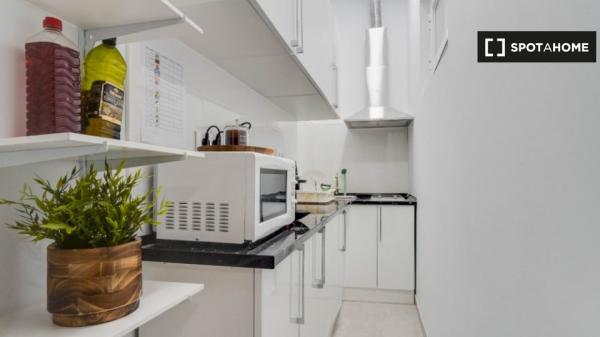 ¡Habitaciones en alquiler en un apartamento de 5 habitaciones en Madrid!