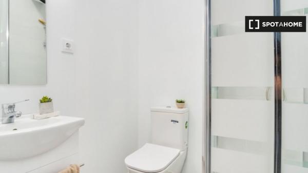 ¡Habitaciones en alquiler en un apartamento de 5 habitaciones en Madrid!