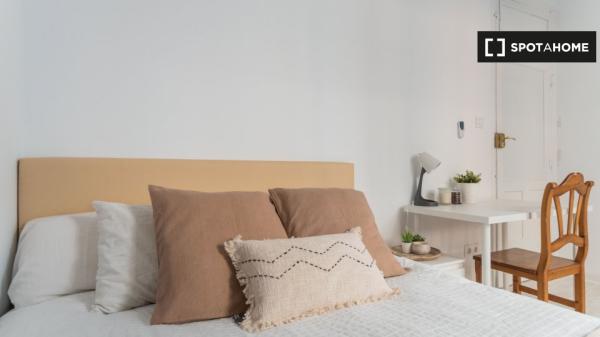 ¡Habitaciones en alquiler en un apartamento de 5 habitaciones en Madrid!