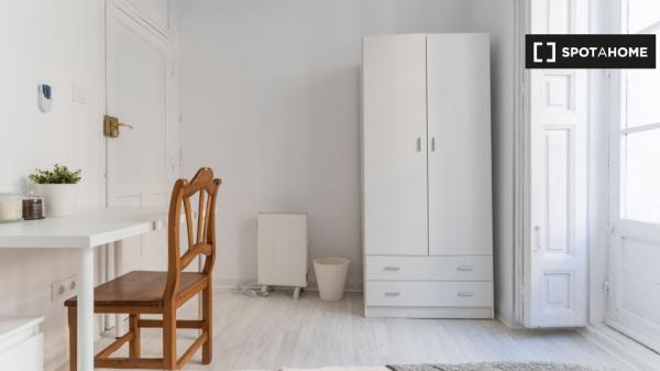 ¡Habitaciones en alquiler en un apartamento de 5 habitaciones en Madrid!