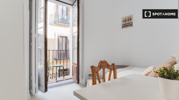 ¡Habitaciones en alquiler en un apartamento de 5 habitaciones en Madrid!