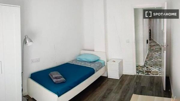 Se alquila habitación en apartamento de 4 dormitorios en Salamanca