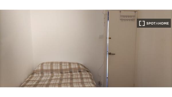 Room for rent in 3-bedroom apartment in Santander