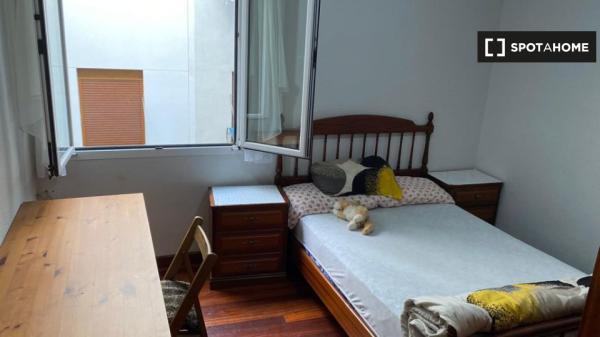 Chambre à louer dans un appartement de 3 chambres à Errekalde, Bilbao