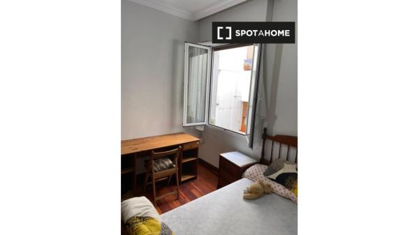 Chambre à louer dans un appartement de 3 chambres à Errekalde, Bilbao