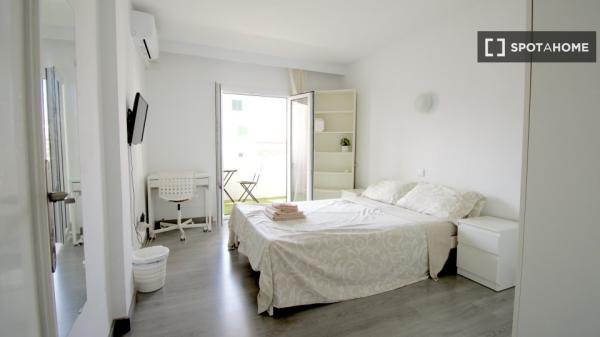 Chambre dans un appartement partagé à Palma