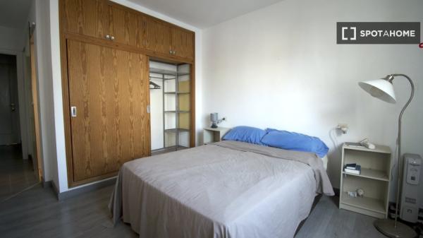 Chambre dans un appartement partagé à Palma