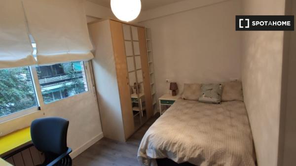 Se alquila habitación en apartamento de 3 dormitorios en Madrid