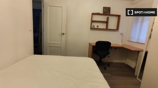 Room for rent in 3-bedroom apartment in Madrid