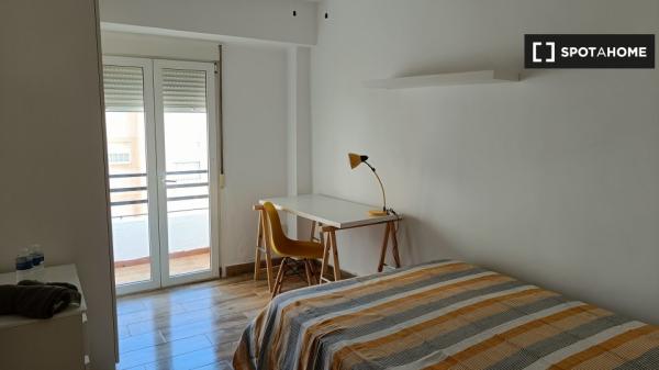 Chambres à louer dans un appartement de 3 chambres à Almería