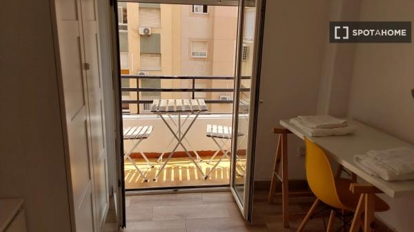 Alquiler de habitaciones en piso de 3 dormitorios en Almería