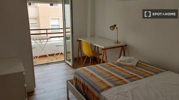 Alquiler de habitaciones en piso de 3 dormitorios en Almería