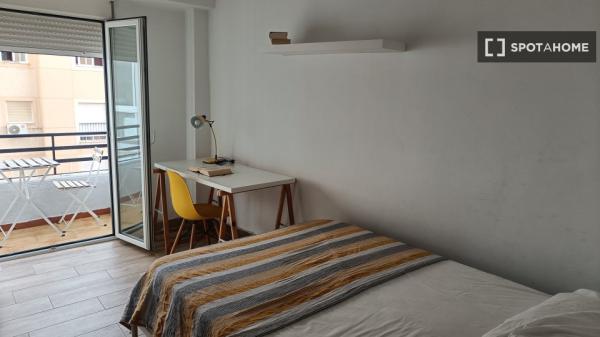 Chambres à louer dans un appartement de 3 chambres à Almería