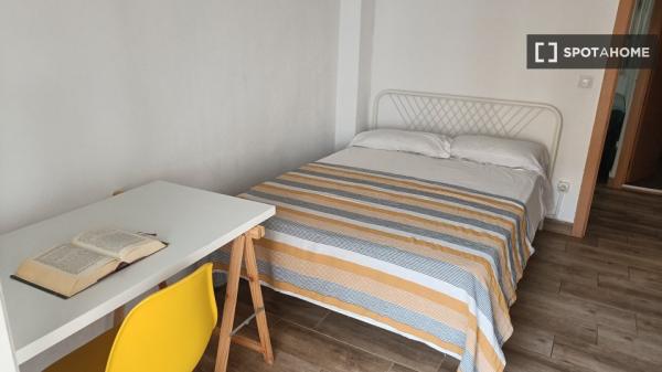 Alquiler de habitaciones en piso de 3 dormitorios en Almería