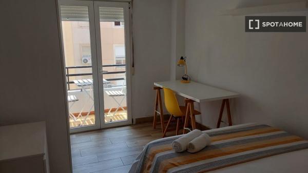 Alquiler de habitaciones en piso de 3 dormitorios en Almería