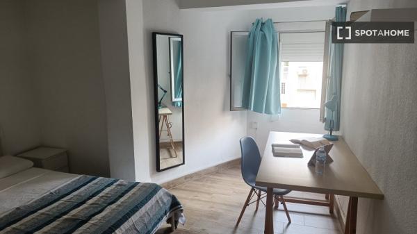 Chambres à louer dans un appartement de 3 chambres à Almería