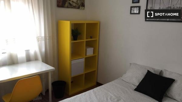 Room for rent in shared apartment in Santiago De Compostela