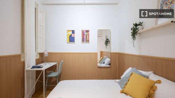 Se alquila habitación en apartamento de 3 dormitorios en Madrid