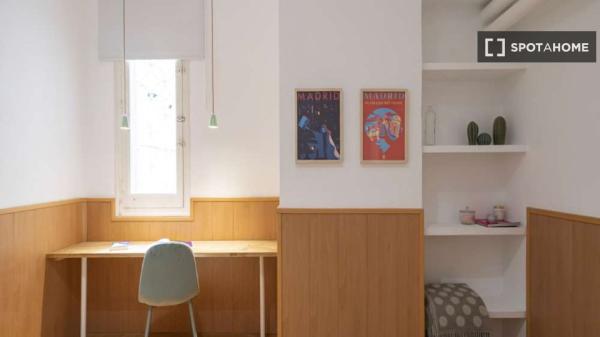 Se alquila habitación en apartamento de 3 dormitorios en Madrid