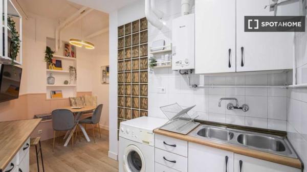 Se alquila habitación en apartamento de 3 dormitorios en Madrid