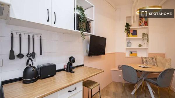 Se alquila habitación en apartamento de 3 dormitorios en Madrid