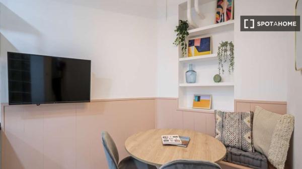 Se alquila habitación en apartamento de 3 dormitorios en Madrid