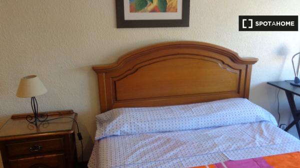 Room for rent in 3-bedroom apartment in Santander