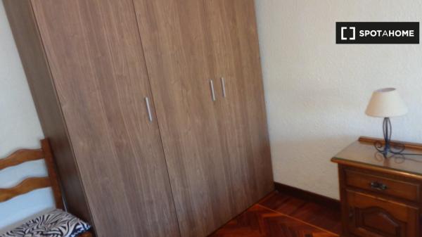 Room for rent in 3-bedroom apartment in Santander