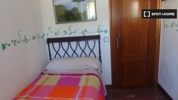 Room for rent in 3-bedroom apartment in Santander