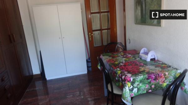 Room for rent in 3-bedroom apartment in Santander