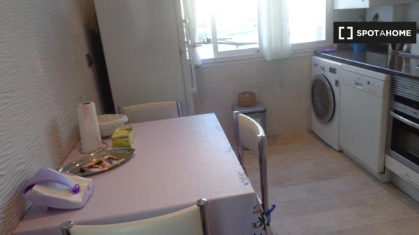 Room for rent in 3-bedroom apartment in Santander