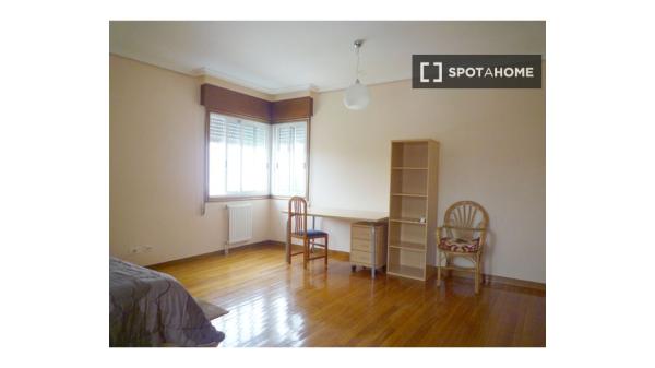 Rooms for rent in 5 bedroom apartment in Vigo