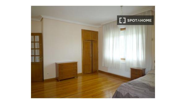 Rooms for rent in 5 bedroom apartment in Vigo