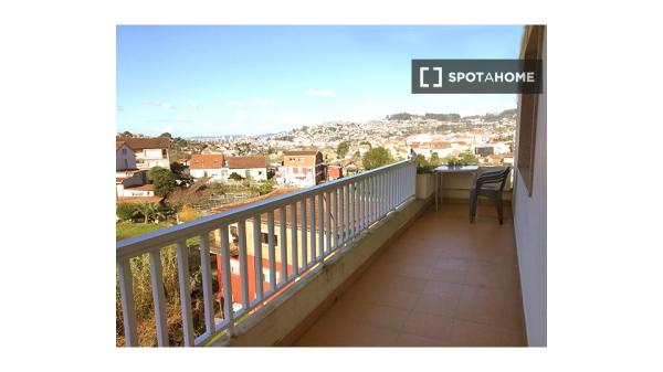 Rooms for rent in 5 bedroom apartment in Vigo